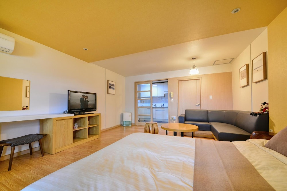 Tongyeong Mongdol House Pension 27/50