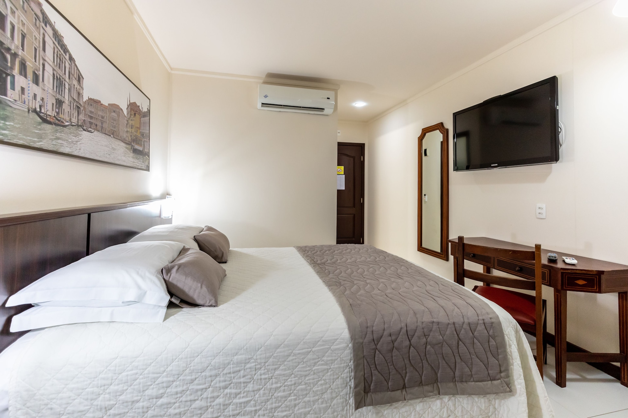 DELUXE, QUEEN BED