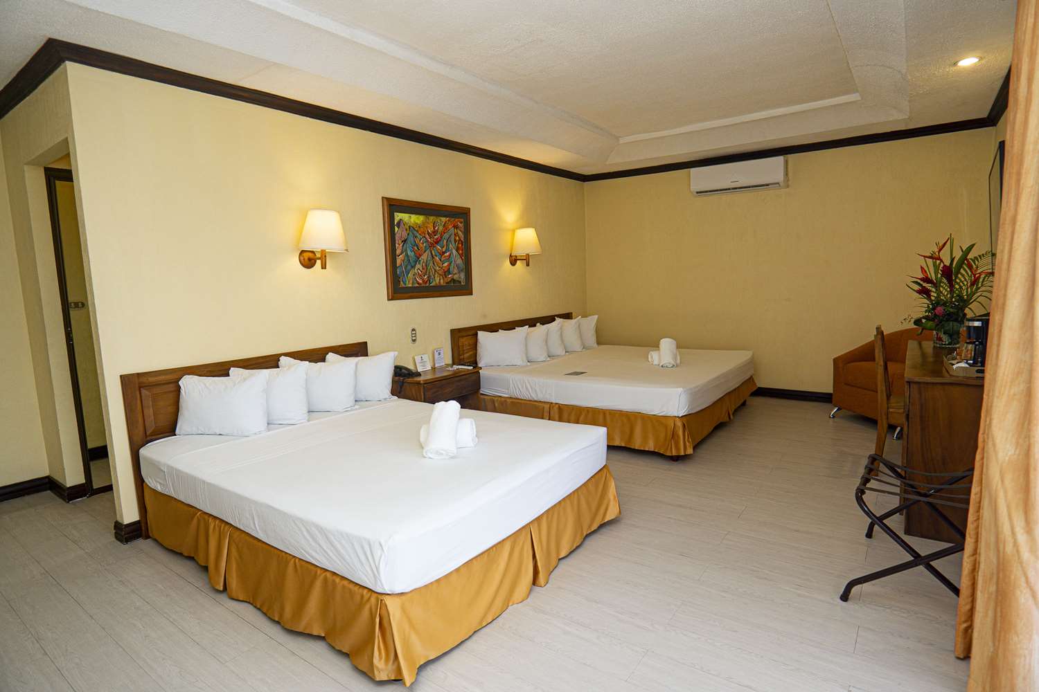 Deluxe, 2 Queen Beds