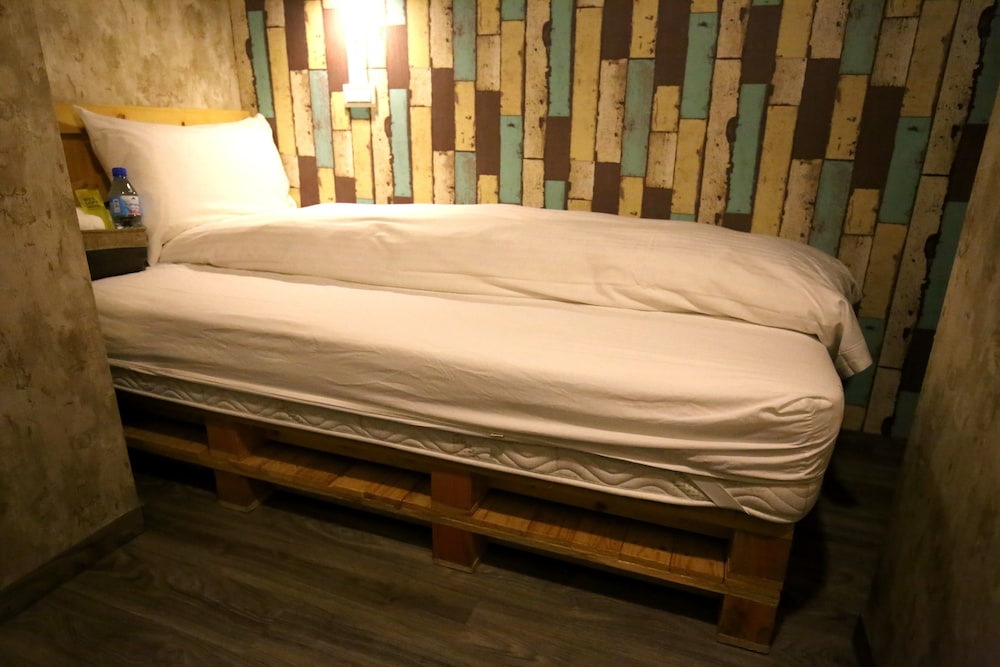 ROOM, SINGLE, NO WINDOW