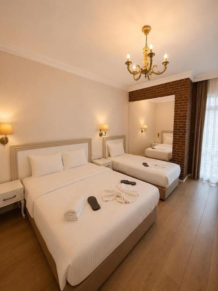Royal Garden Suite Hotel 16/45