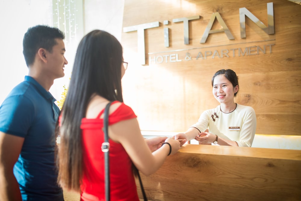 Titan Hotel 8/42
