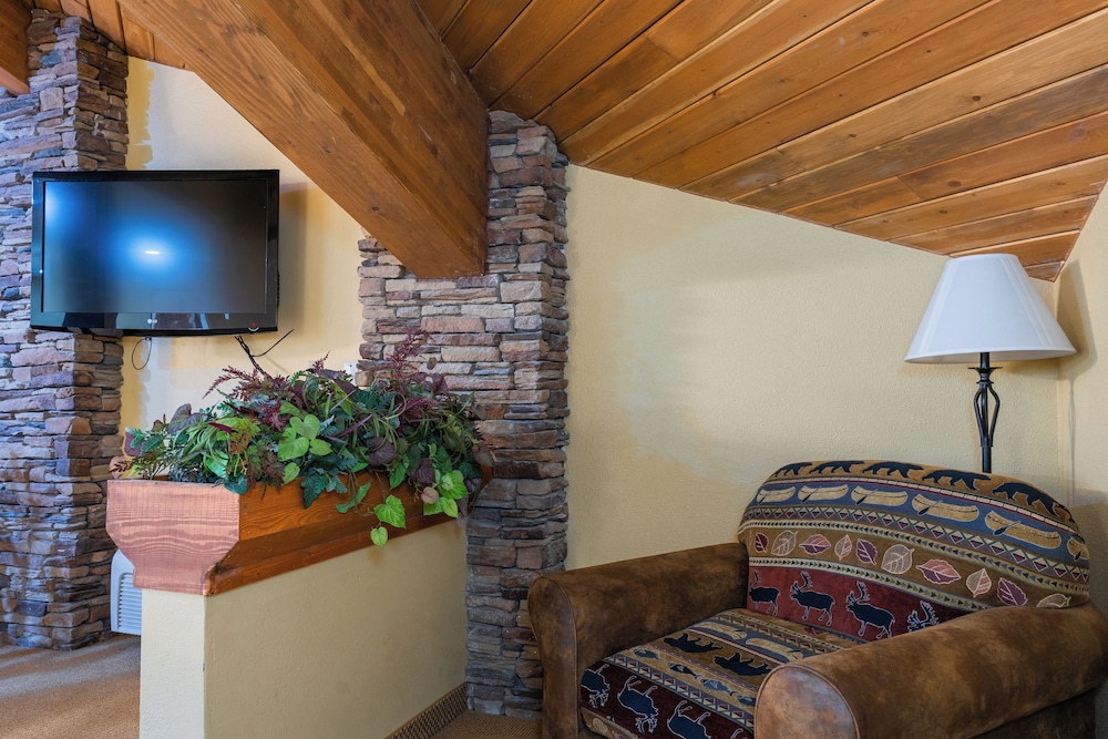 Pinedale Hotel & Suites 44/50