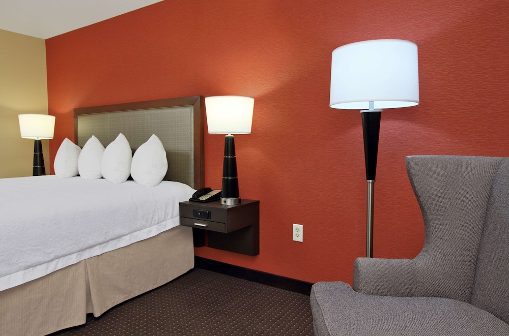 Hampton Inn Columbus-Airport 34/74