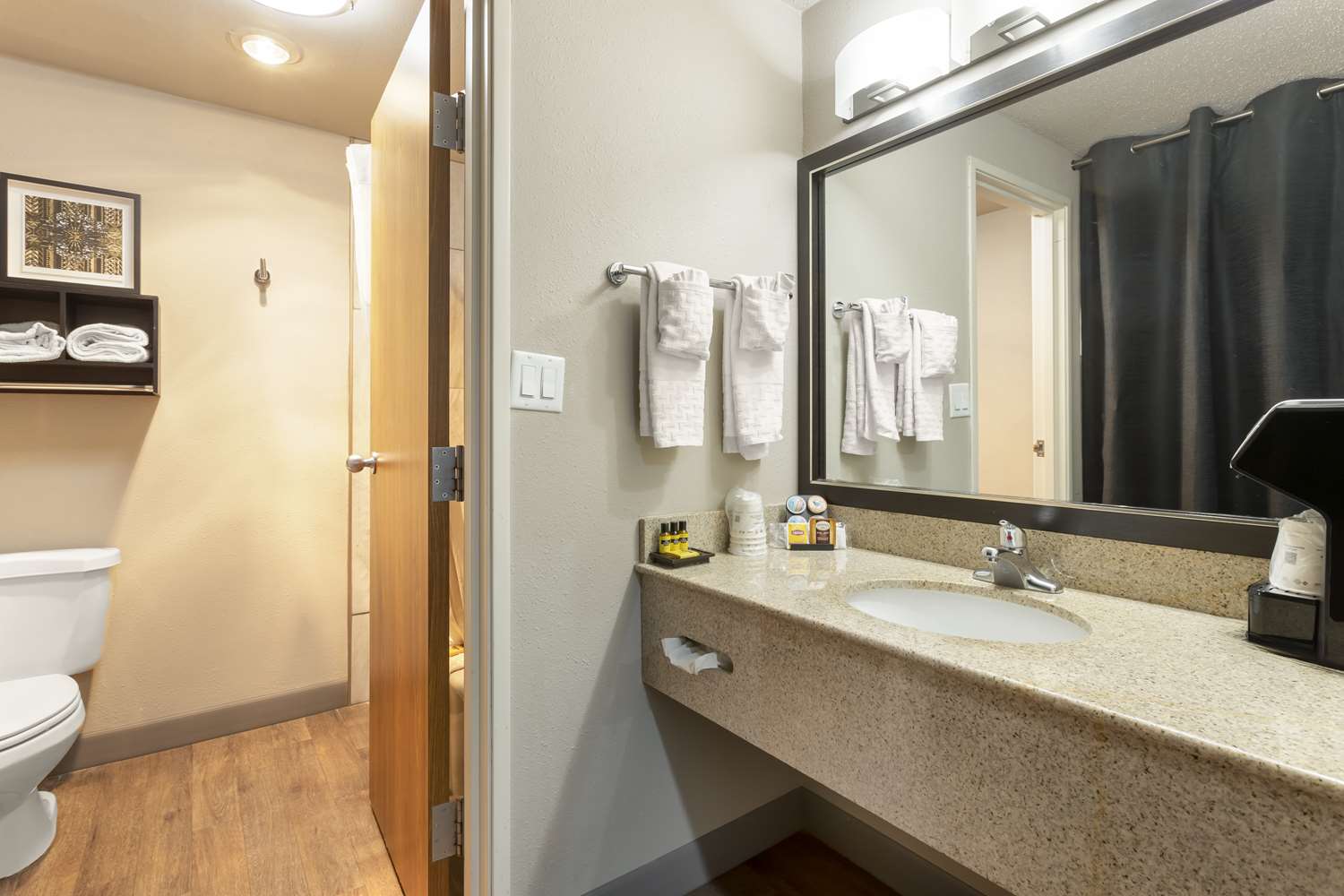 غرفة بسرير كينج مع أريكة، Best Western Plus Midwest Inn 4/4