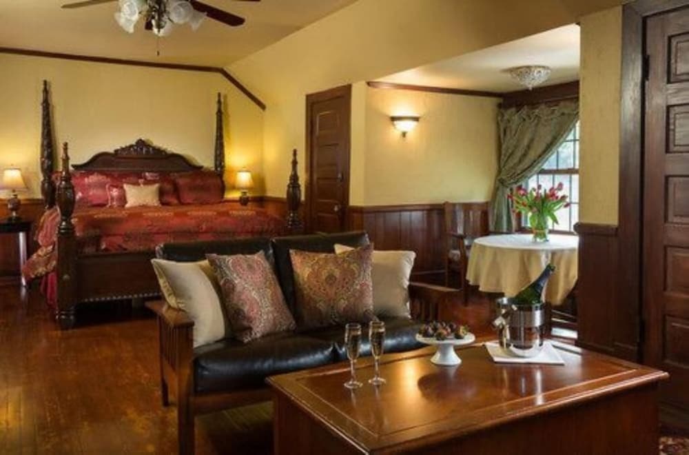 Hilltop Manor Bed and Breakfast 22/49