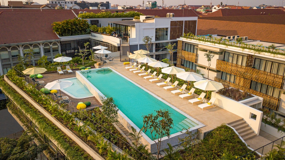 The Aviary Hotel 44/50