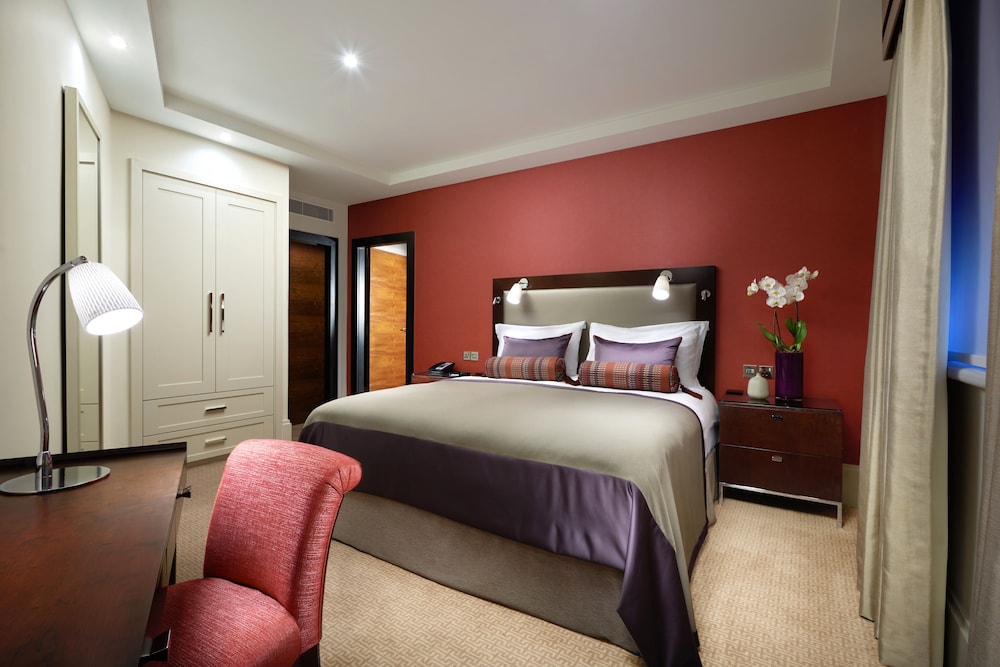 51 Buckingham Gatetaj Suites Residences 11/83