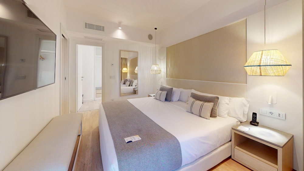 Junior Suite, King Bed, Sofa, Signature Level