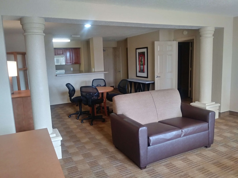 Studio 6 Suites Jacksonville Deerwood Park FL 42/71