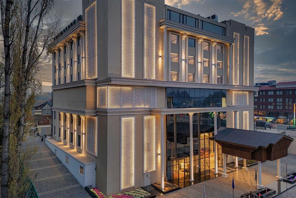 Ramada Encore by Wyndham Rajbagh Srinagar 2/64