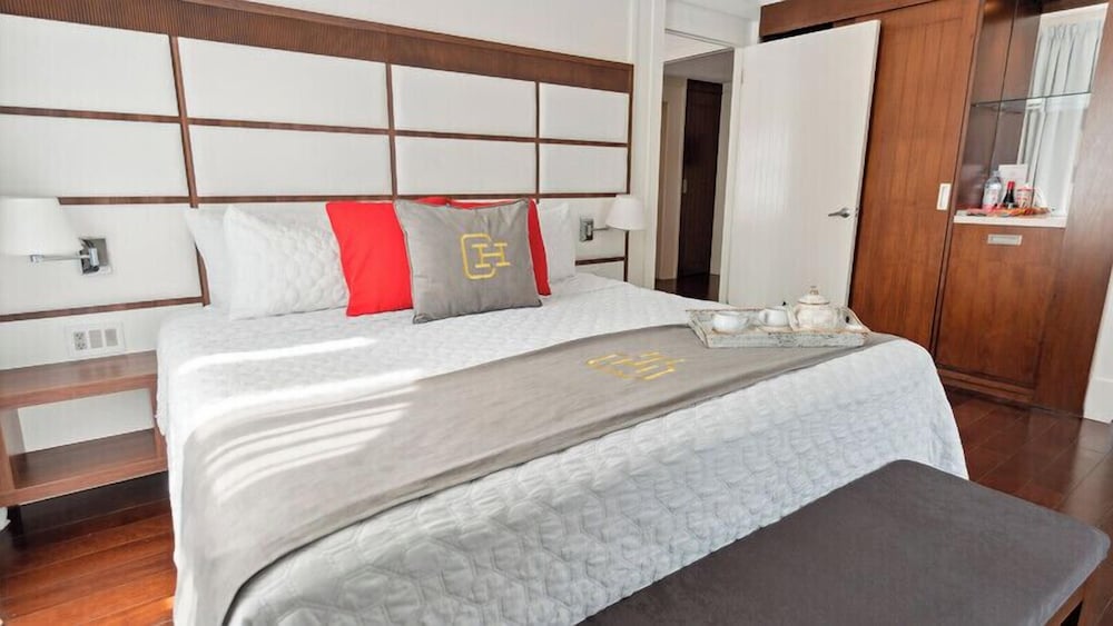 SUITE, KING BED
