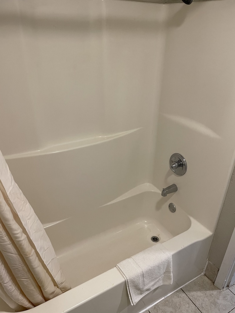 Economy Inn Gonzales 28/29
