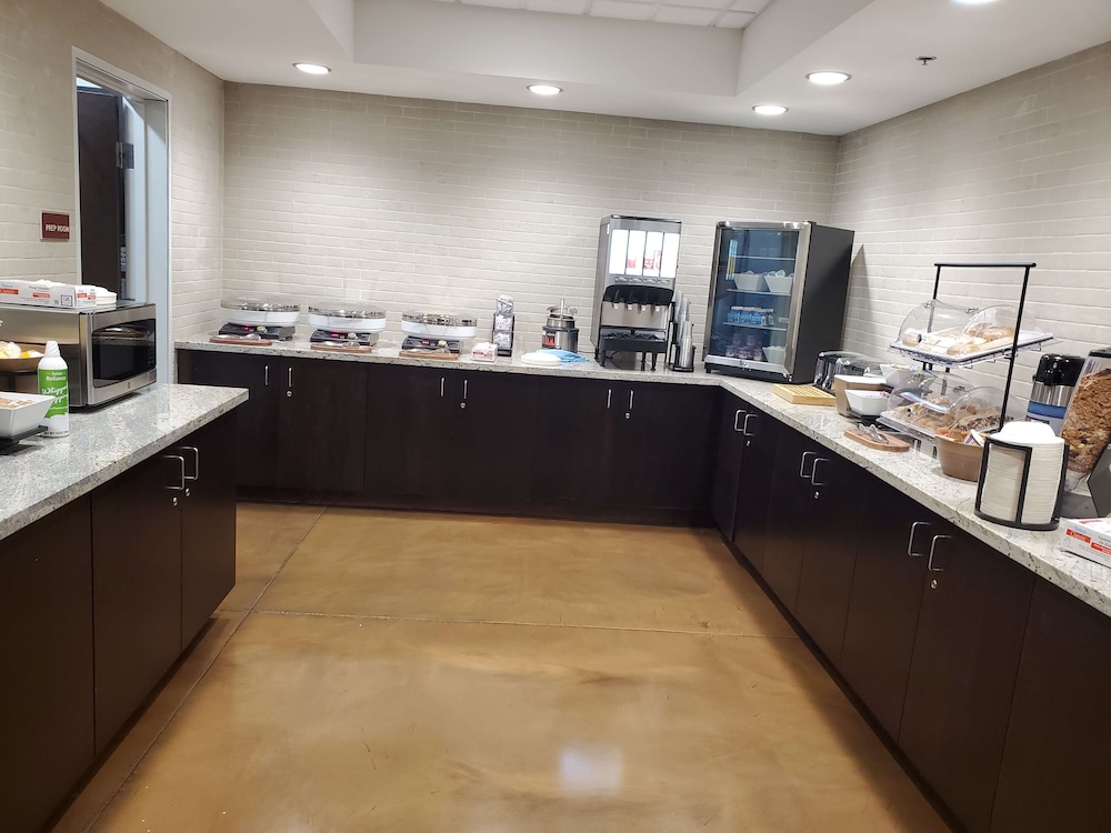 Best Western Plus Lakeview Hotel 37/48