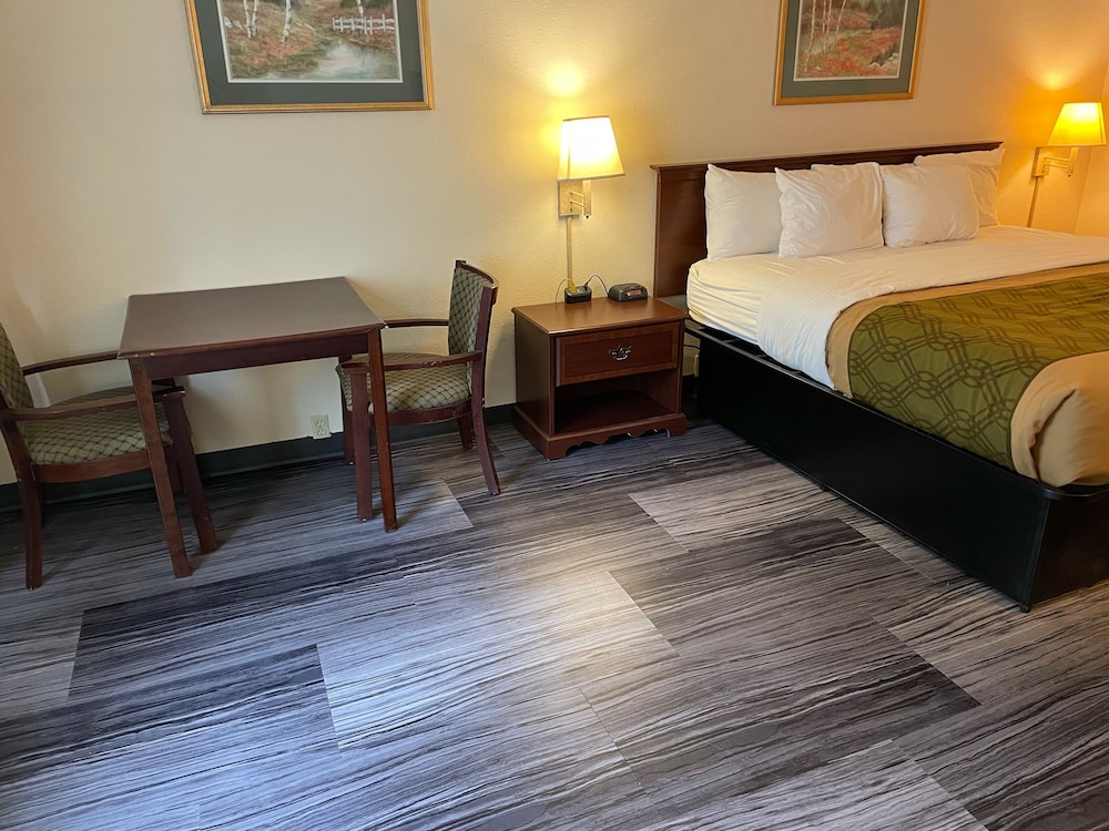 The Royal Inn & Suites 8/17