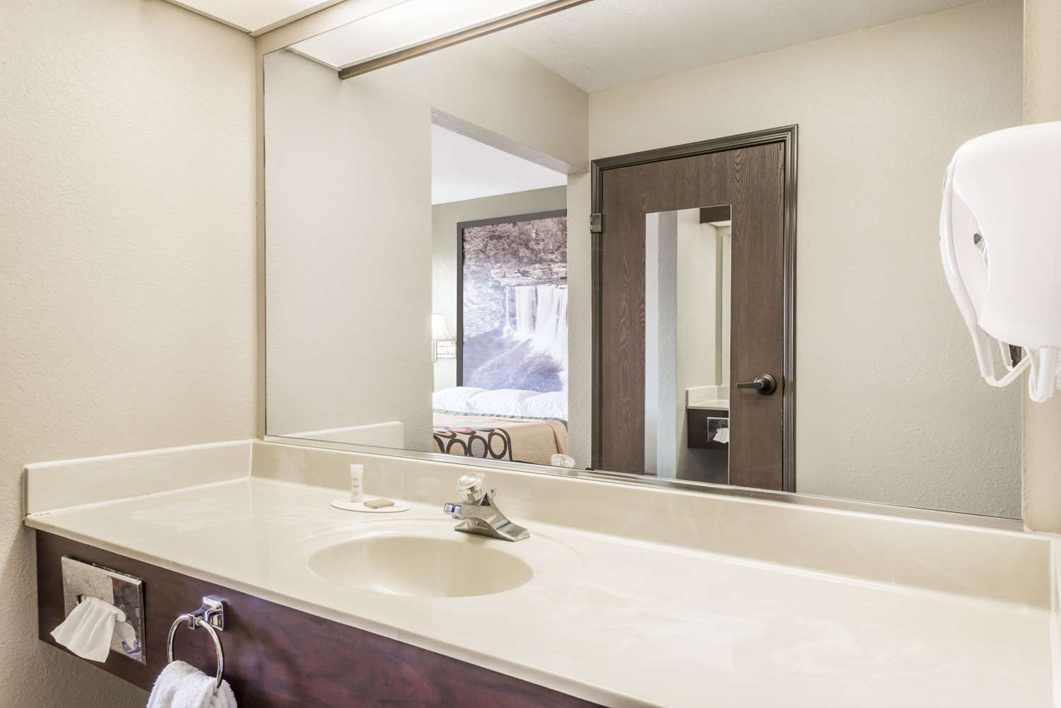 Super 8 By Wyndham Madison/Hanover Area 13/17