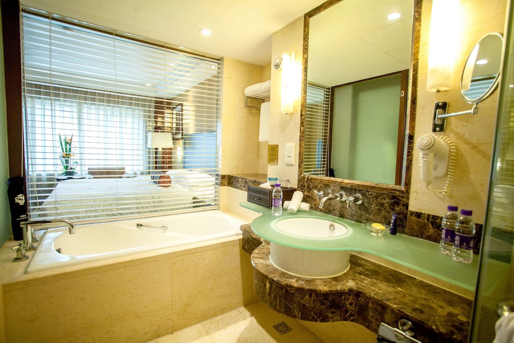 Sunworld Dynasty Hotel 44/45