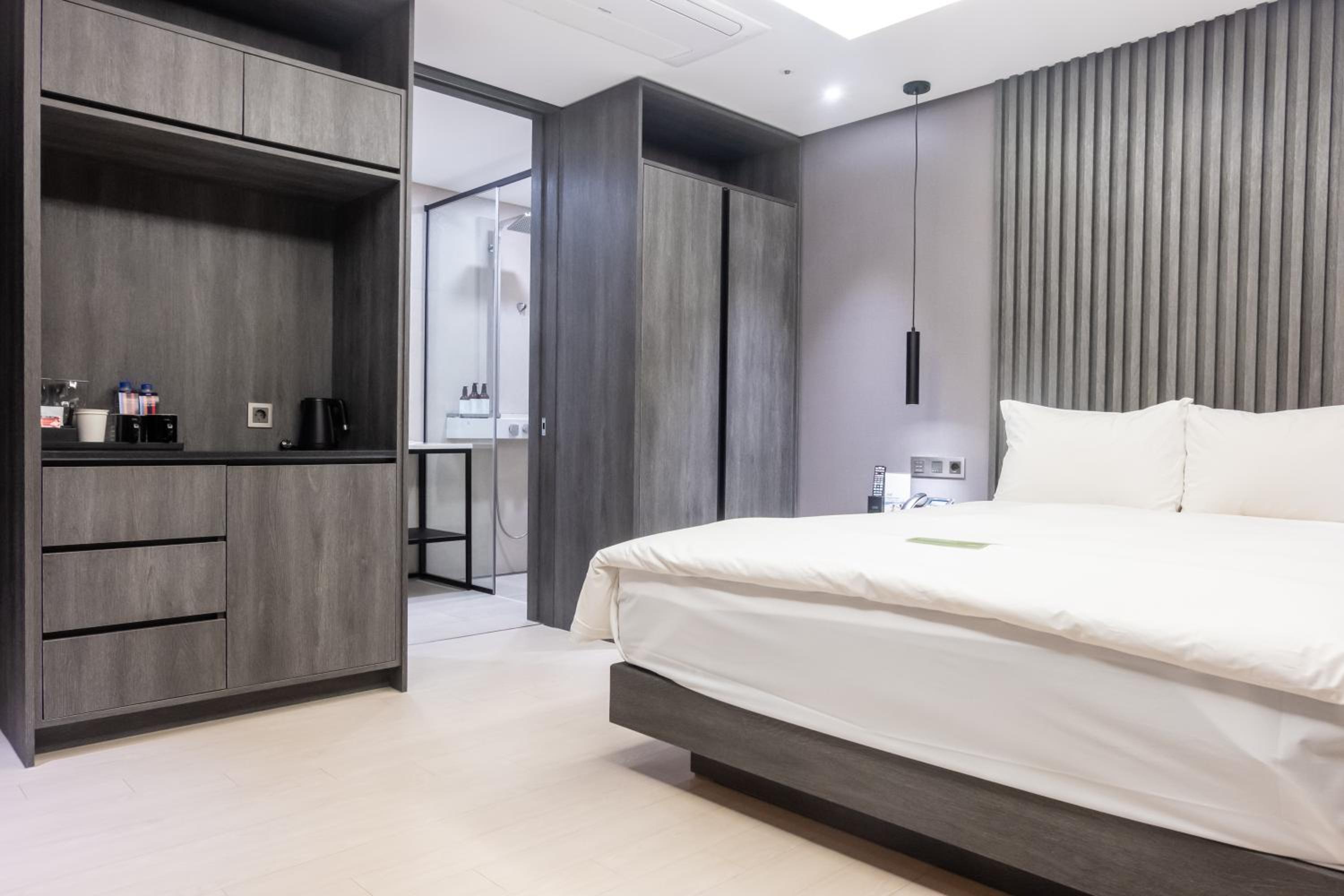 DELUXE, DOUBLE BED