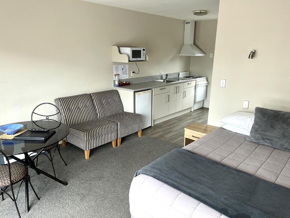 JADE COURT MOTOR LODGE 16/42