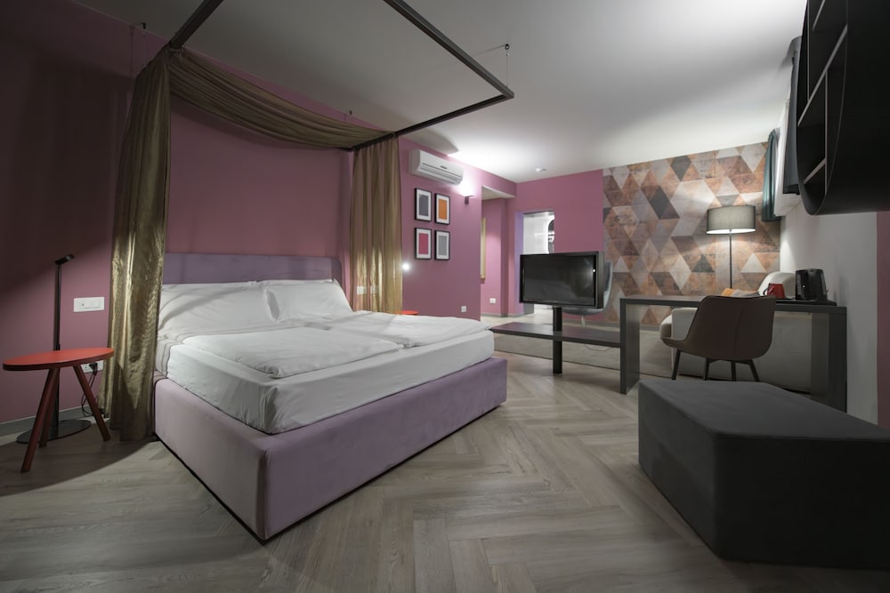 DELUXE, STUDIO, SUITE
