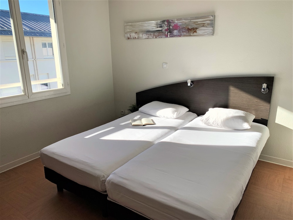 STUDIO, TWIN BEDS