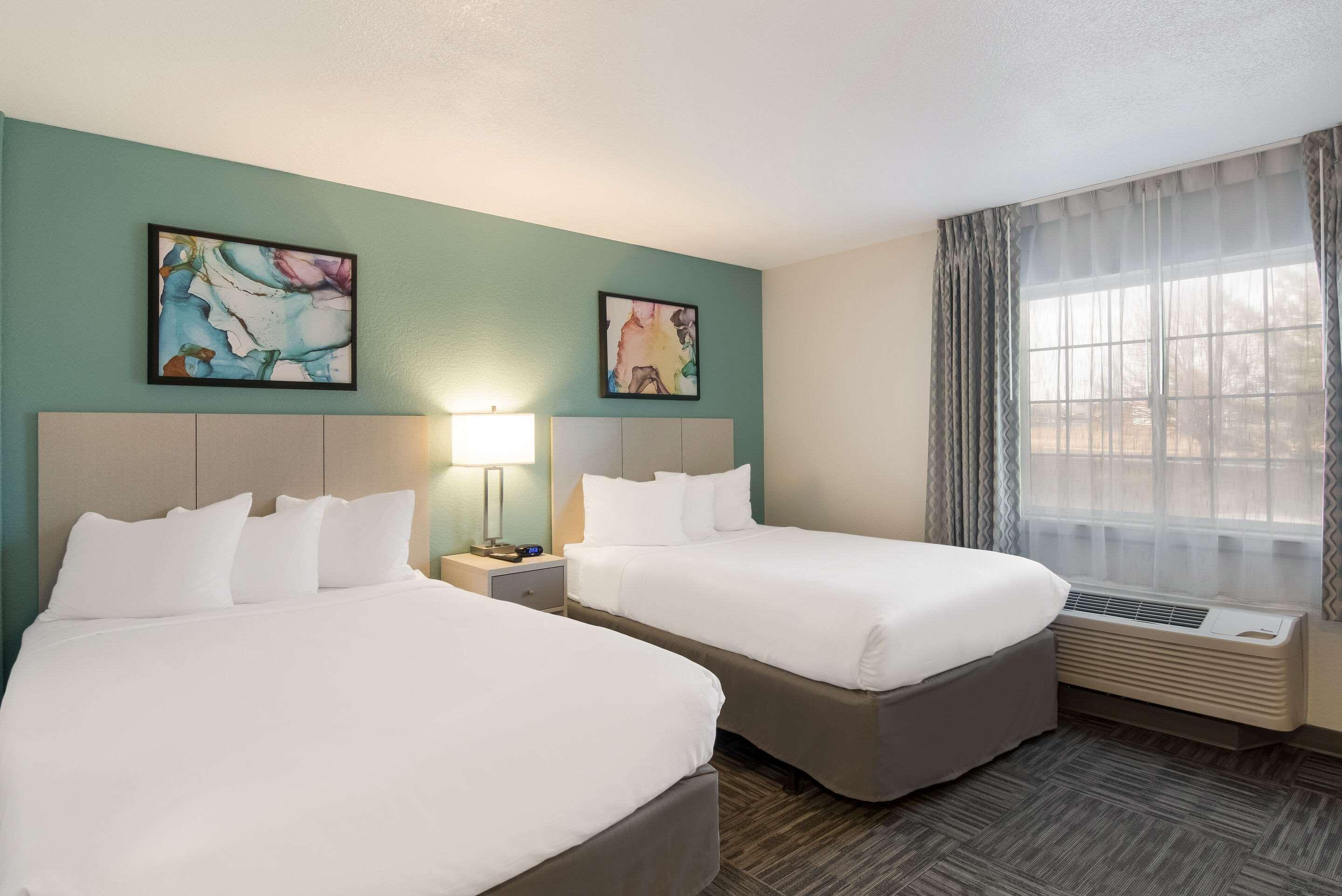 SUITE, QUEEN BED