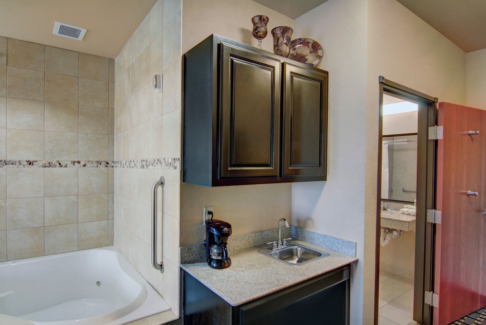 Feature, Standard, King Bed, Jetted Tub، Holiday Inn Express Hotel And Suites Huntsville 2/3