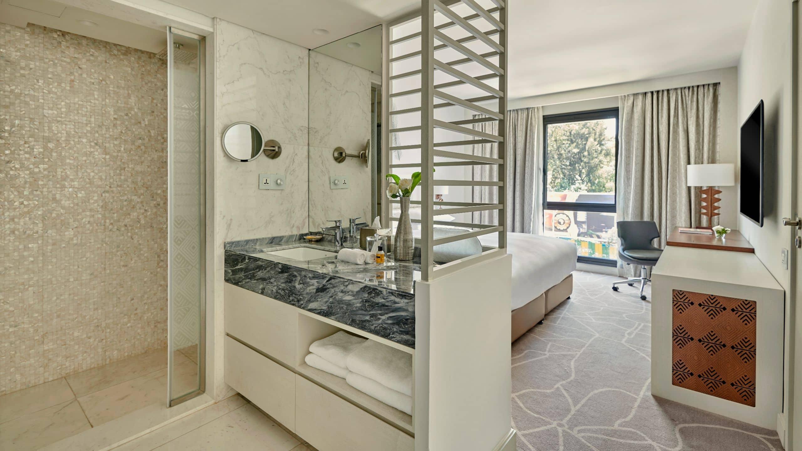Room, Balcony