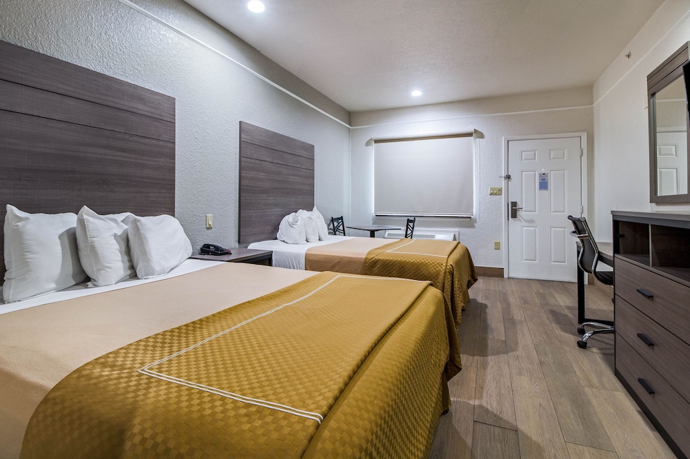 Scottish Inn Suites Baytown 18/32