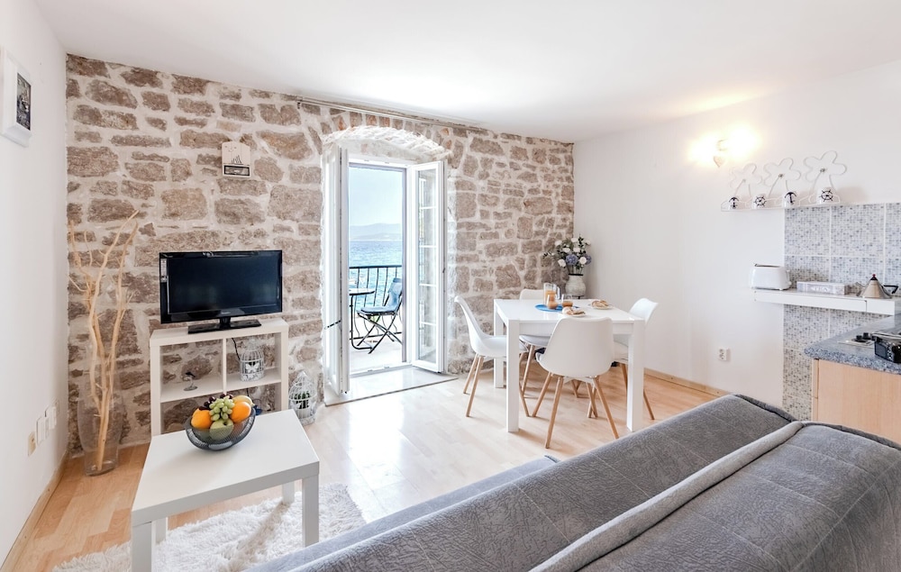 Luxury Seaside Apartments 18/50