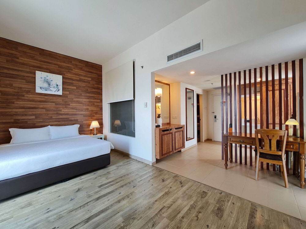 Swan, Suite, King Bed, Swan Garden Hotel 2/8