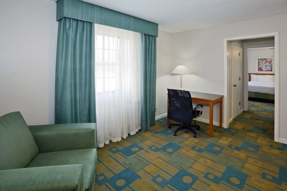 La Quinta Inn Omaha West 25/29