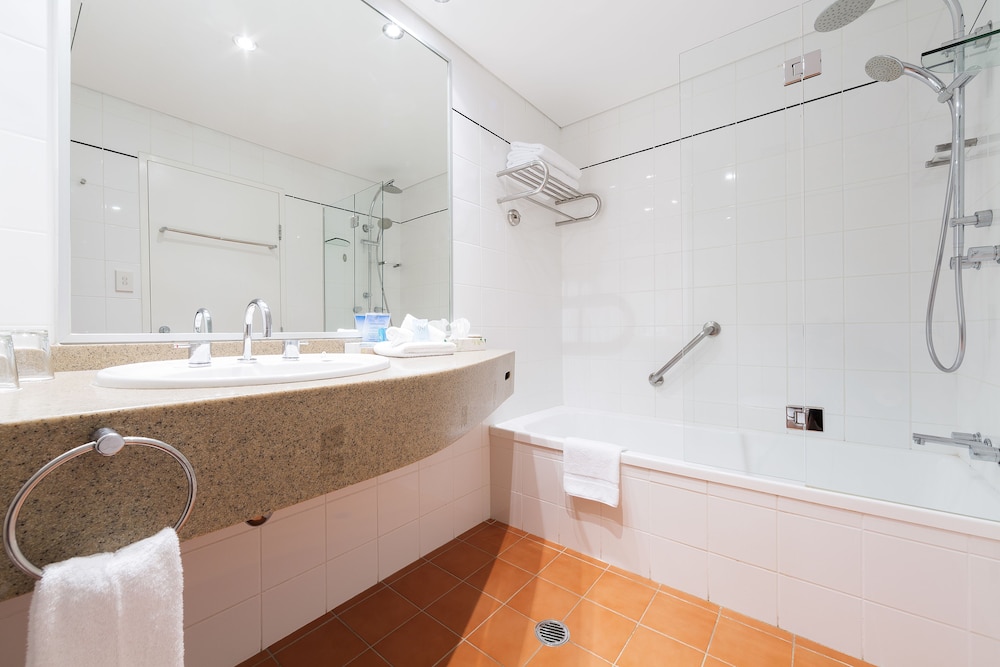Novotel Canberra 25/72