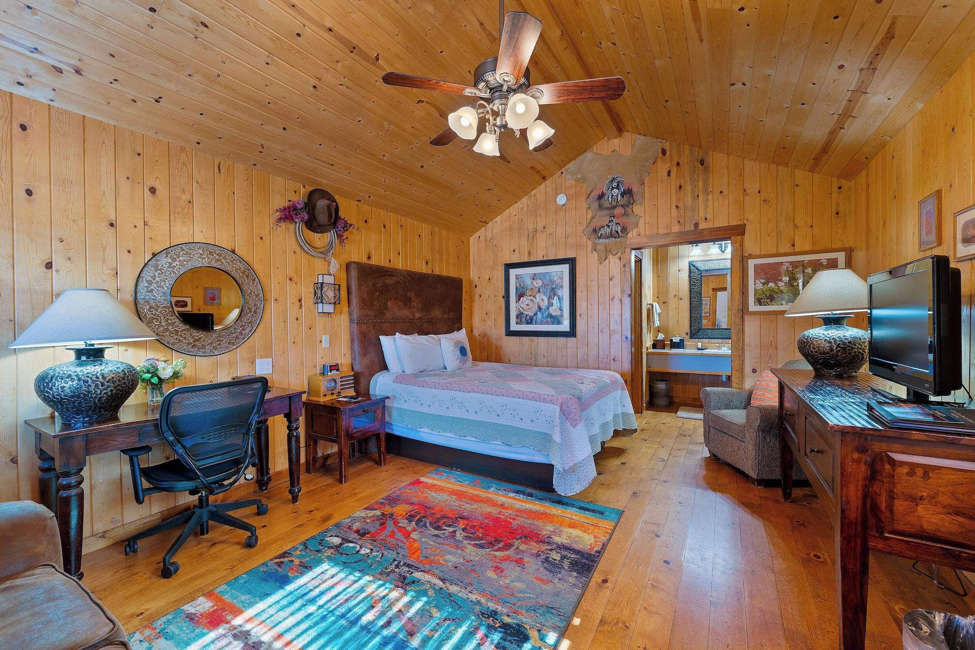 كابينة تنفيذية بسرير كوين، Desert Rose Resort & Cabins 2/4