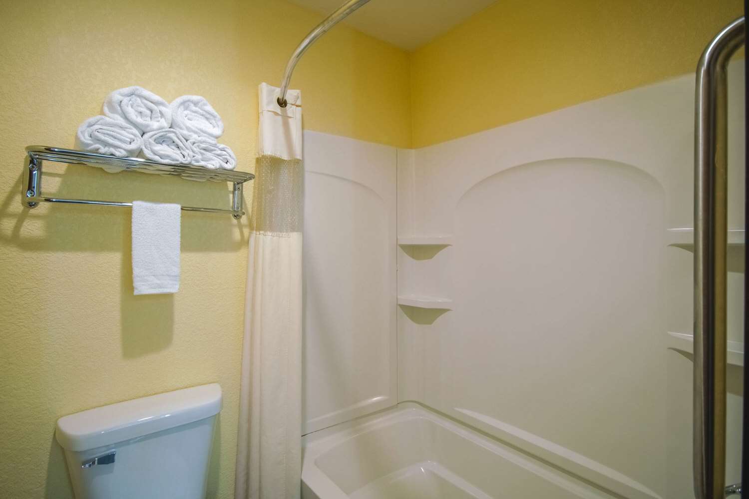 Days Inn by Wyndham Evansdale Waterloo 40/40