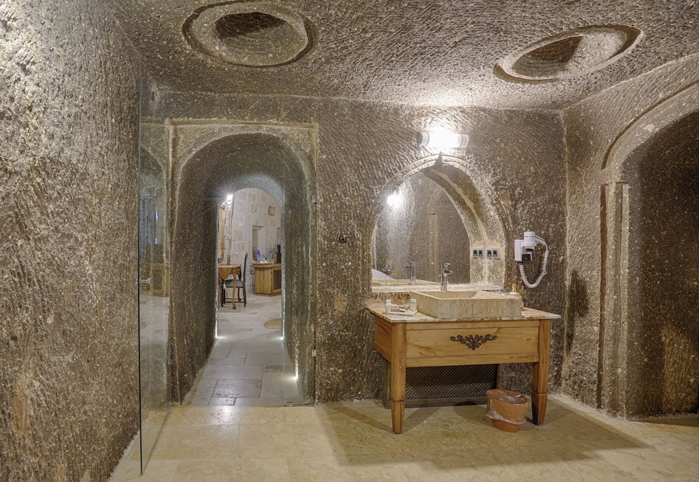 Hera Cave Suites 50/50