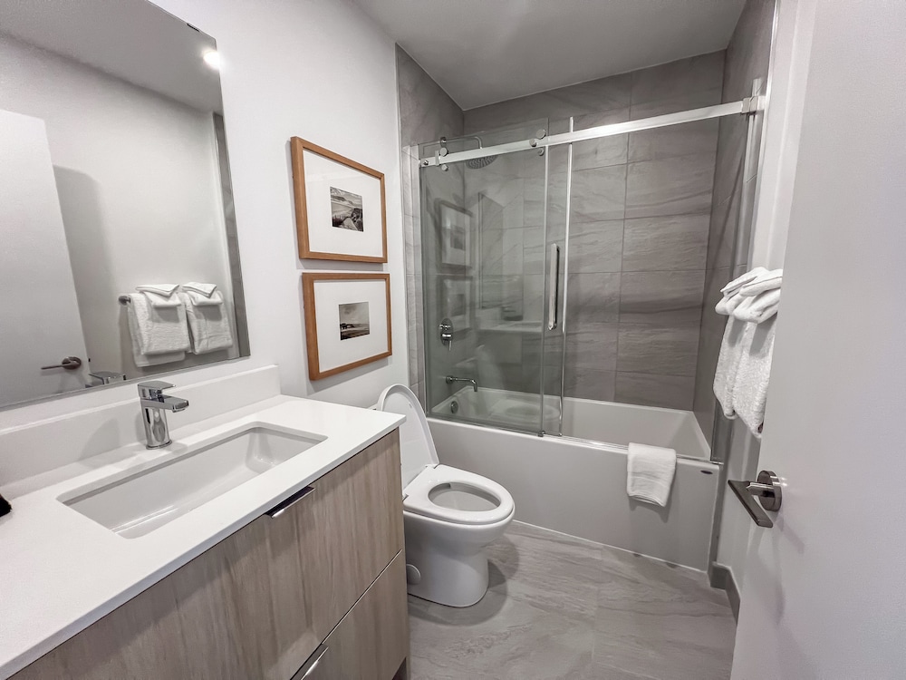 1 Bedroom, Suite, Queen Bed, Resort View, Den، Muskoka Bay Resort 2/2