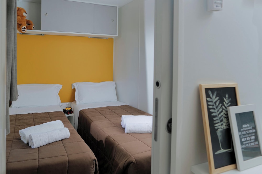 3 Bedrooms, Chalet, 1 Double and 4 Single Beds