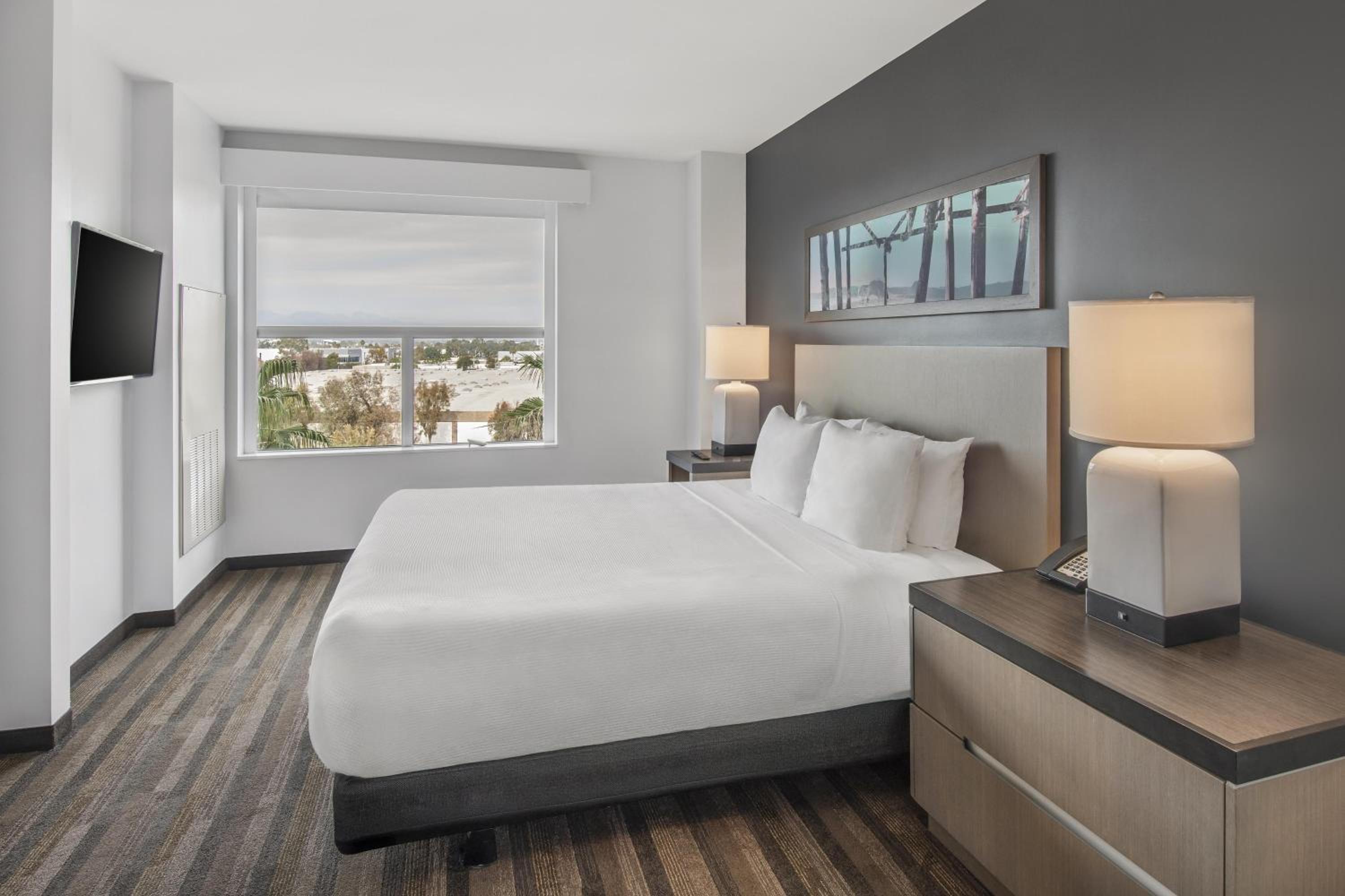 Room, 2 Queen Beds, Den, Accessible