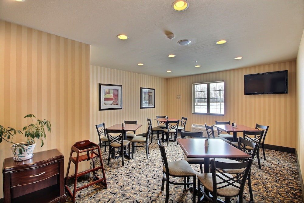 Cobblestone Inn & Suites -- Brillion, WI 34/40