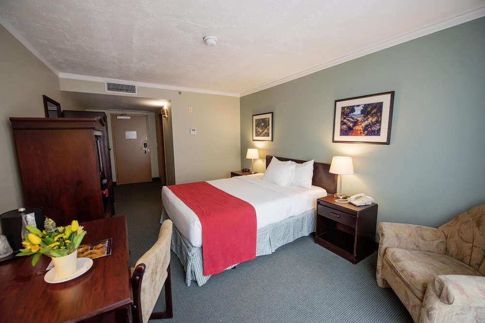 Harrison Lake Hotel 22/50