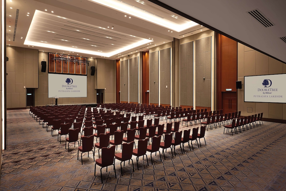 Doubletree By Hilton Putrajaya Lakeside 37/49