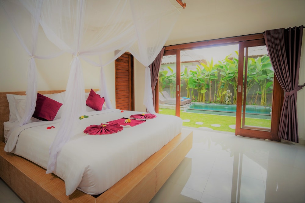 Three Gold Luxury Private Villas 8/50