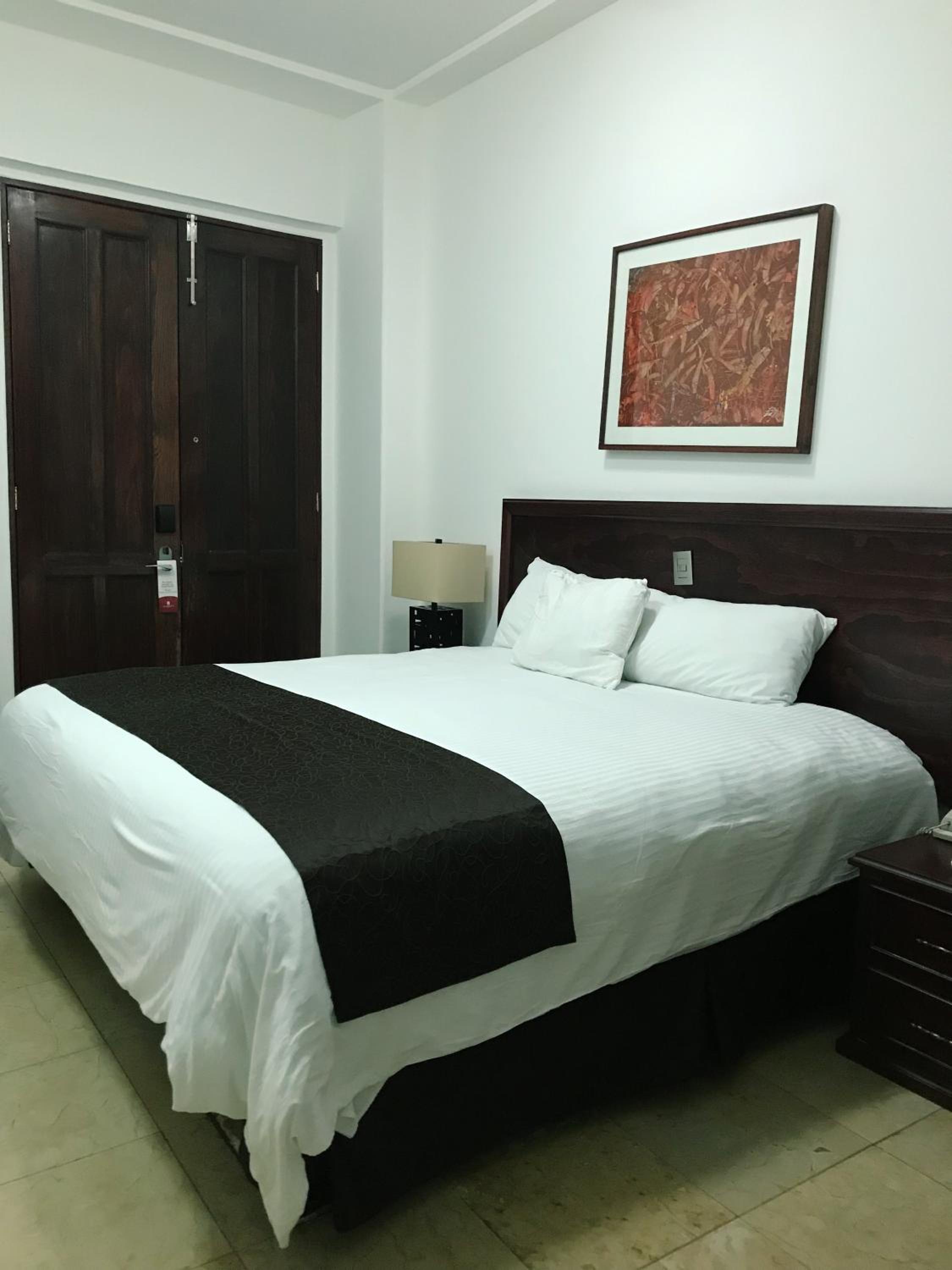 STANDARD, QUEEN BED