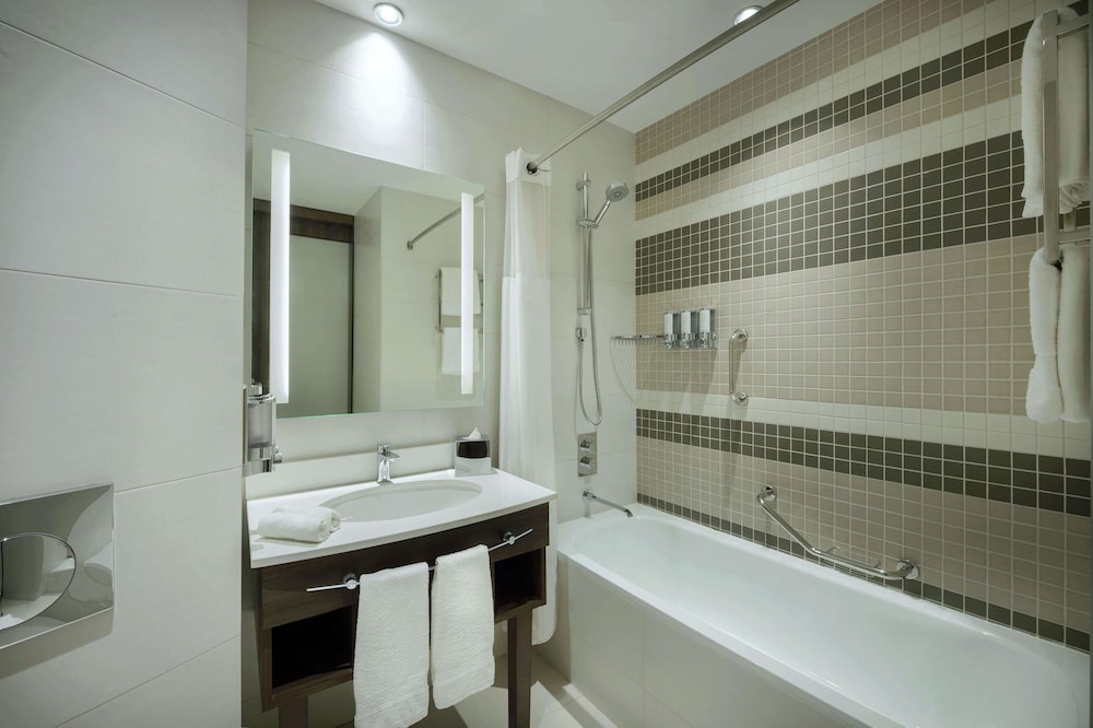Hampton by Hilton Dubai Airport 9/25