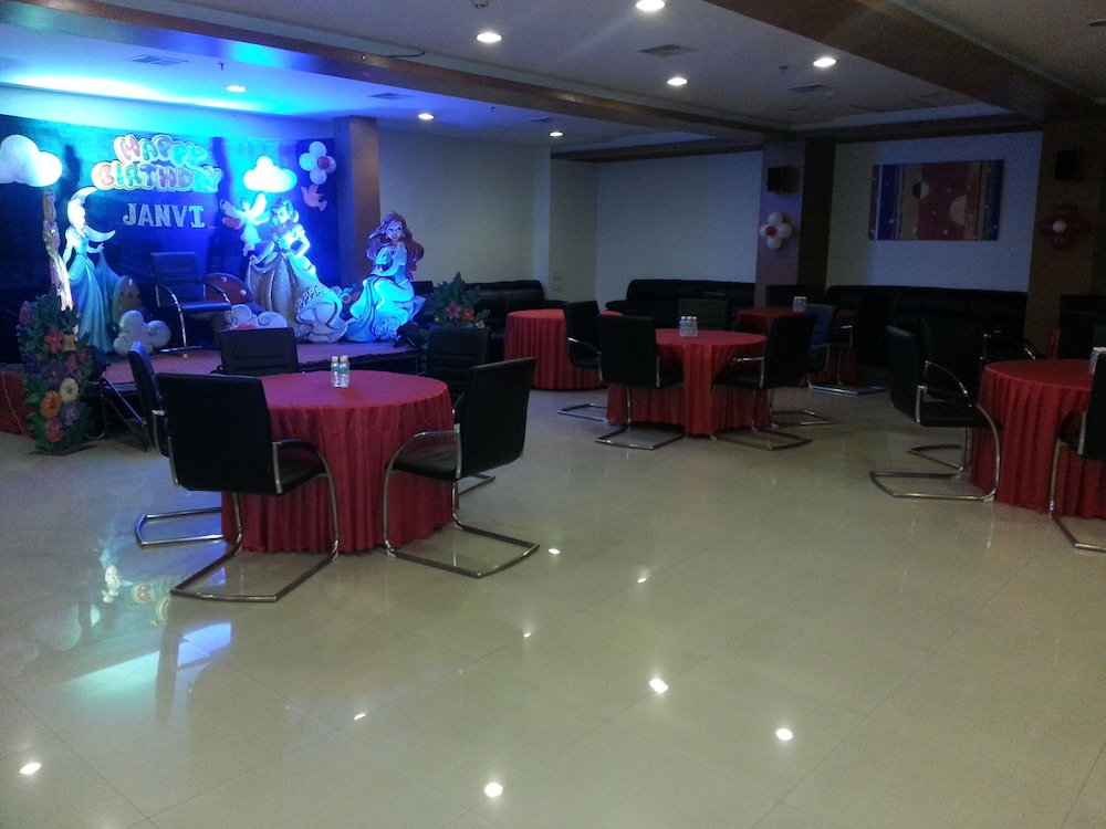 Hi 5 Hotel And Experience 31/39