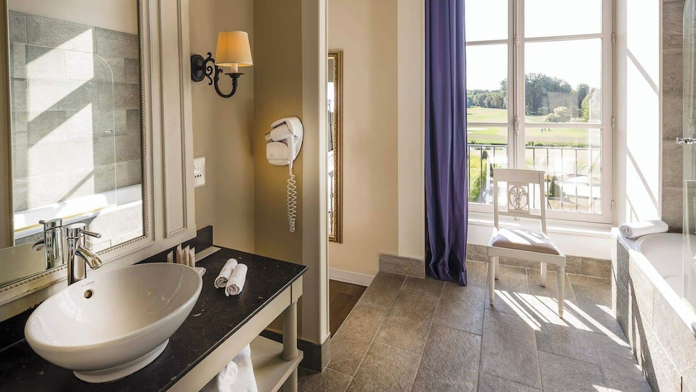 جناح جونيور بسرير مزدوج مع أريكة، Chateau Golf & Spa D'augerville 6/7