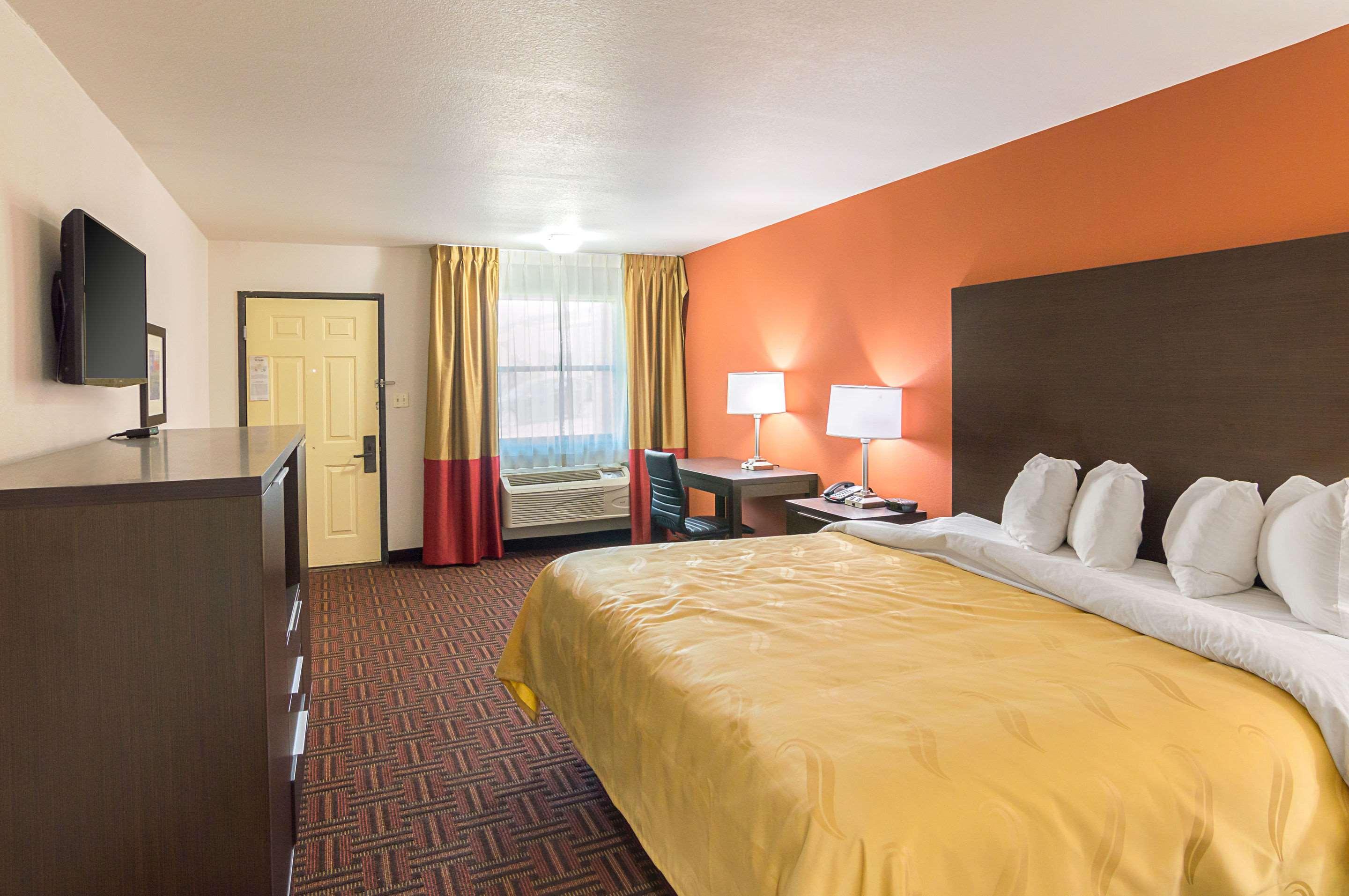 ROOM, KING BED