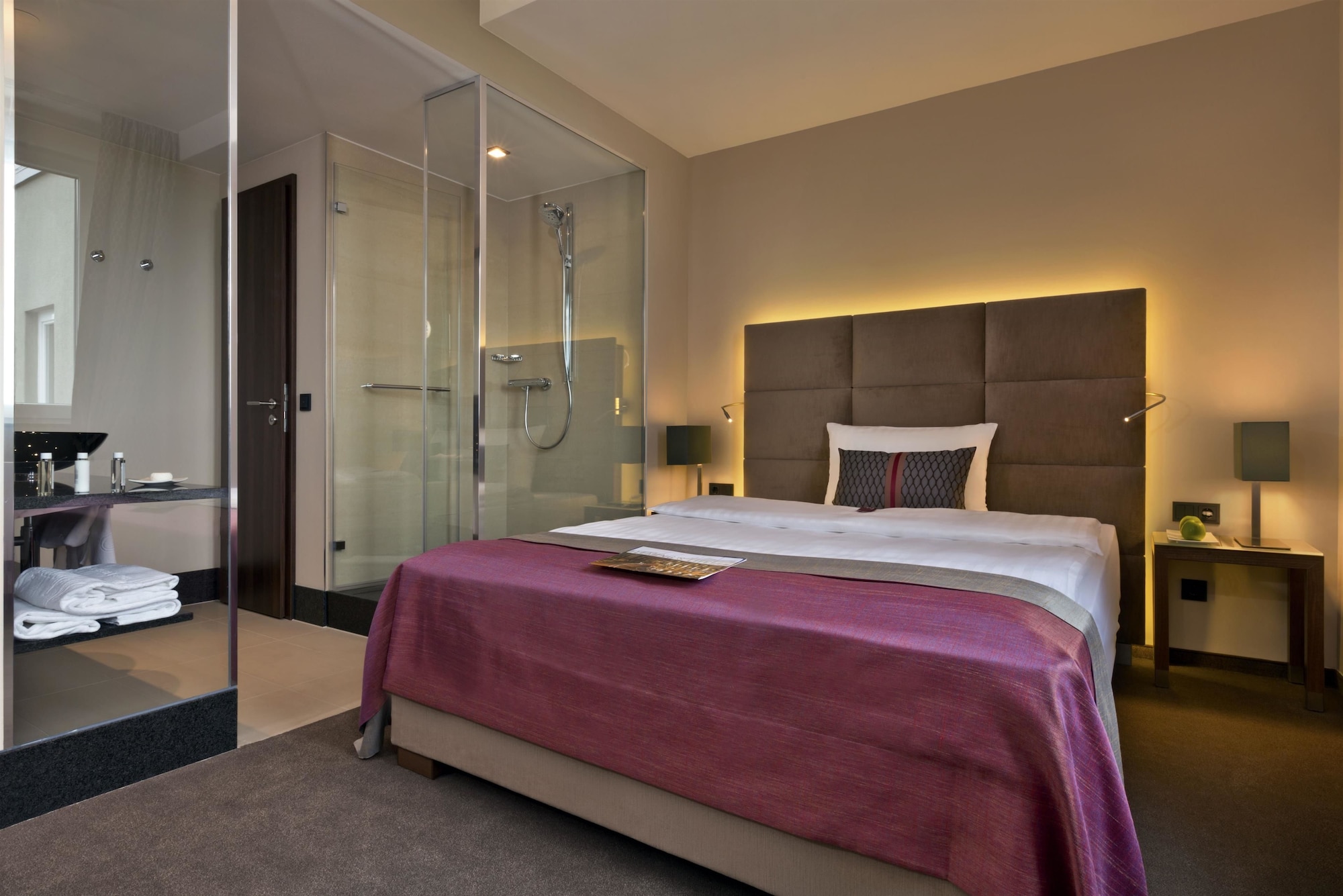 PLUS, SUPERIOR, KING BED