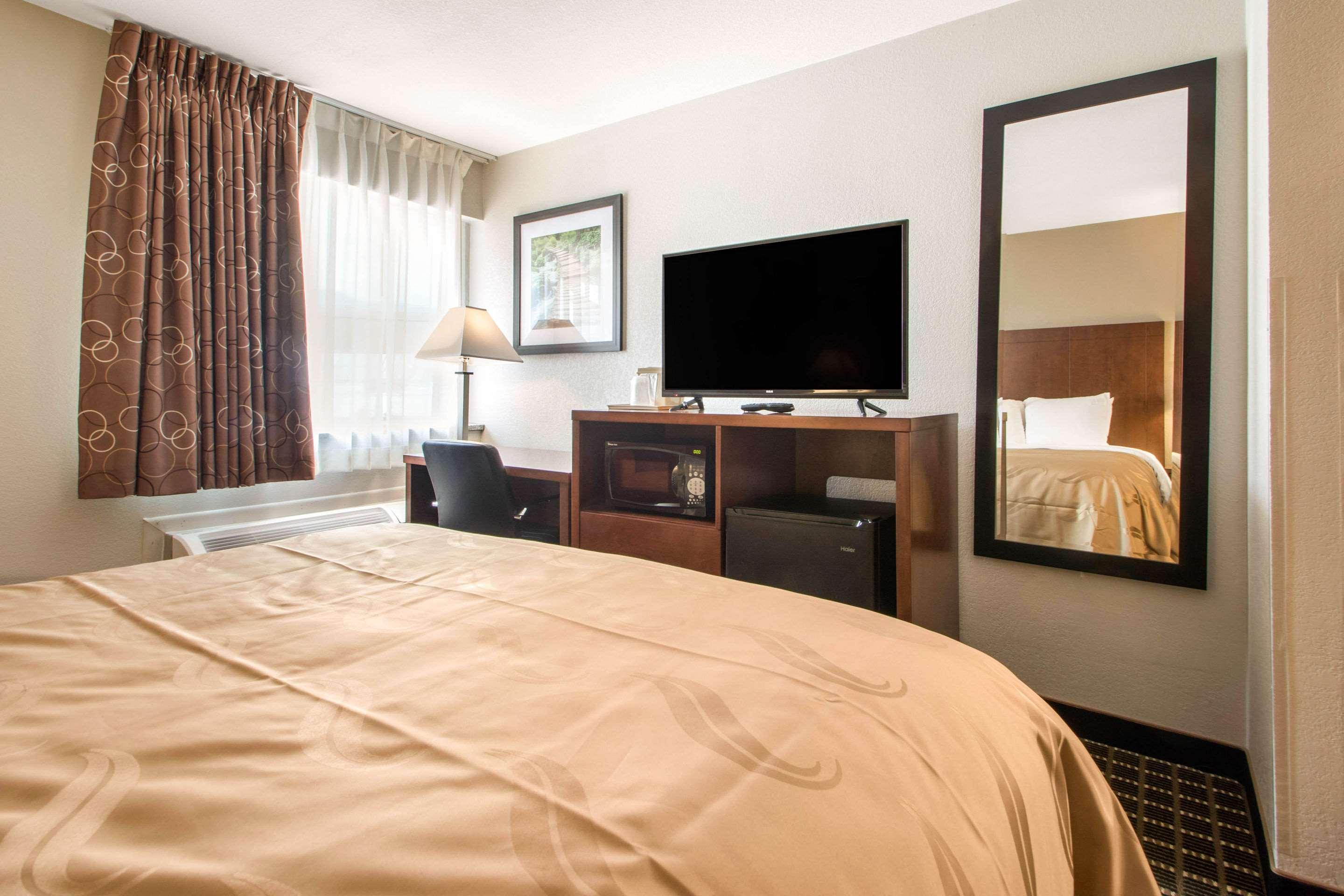 ROOM, QUEEN BED